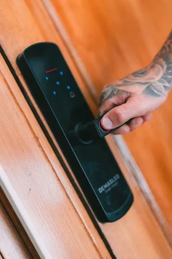 Cerradura electrónica con apertura por tarjeta en una puerta de madera