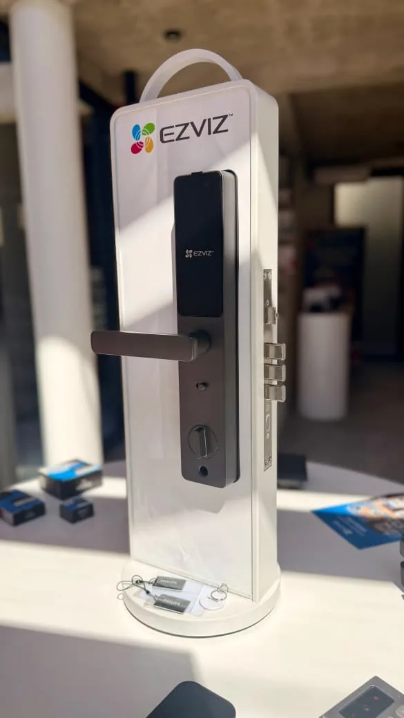 Cerradura electrónica instalada en puerta