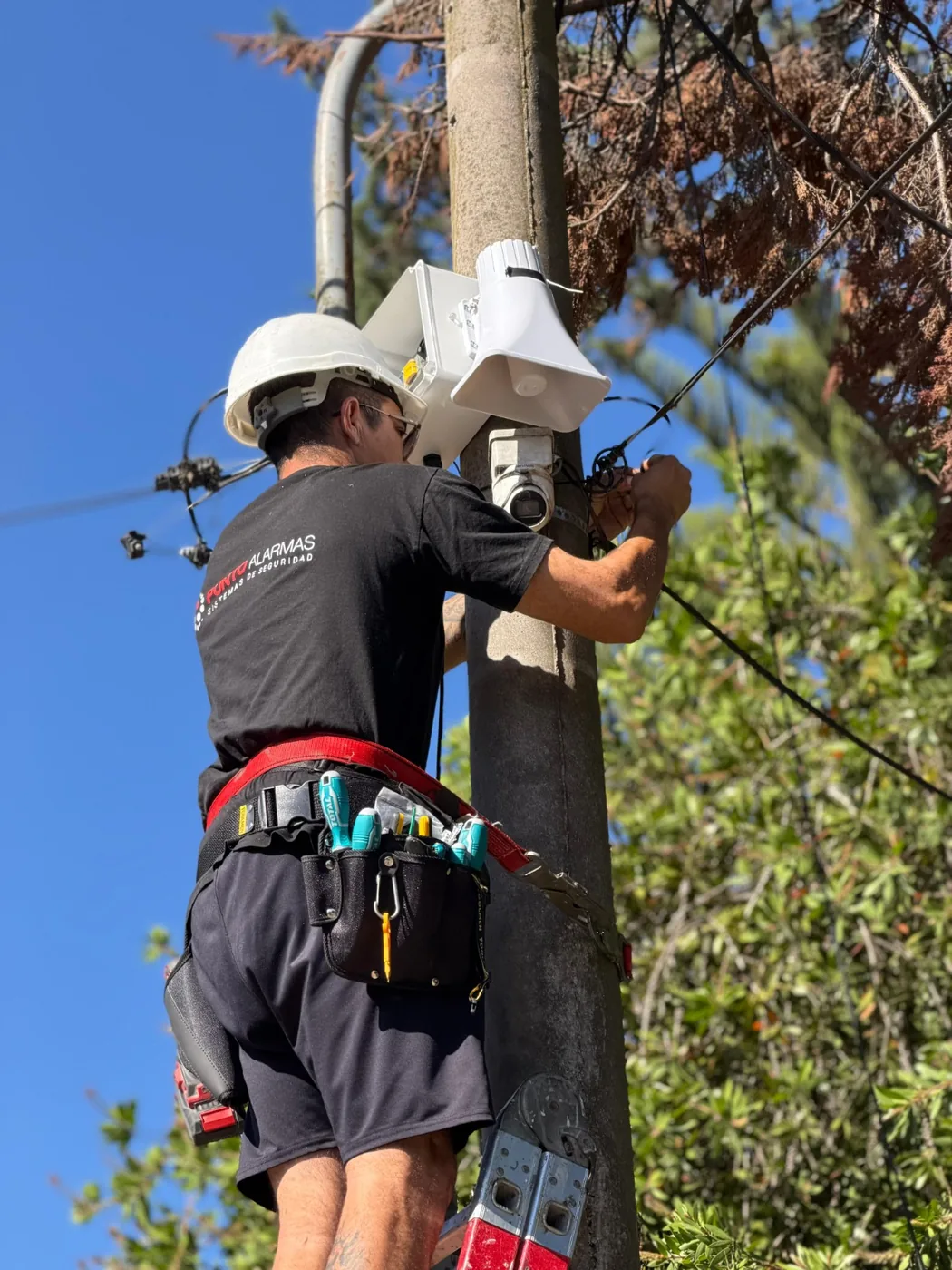 Instalación profesional de alarma vecinal en altura